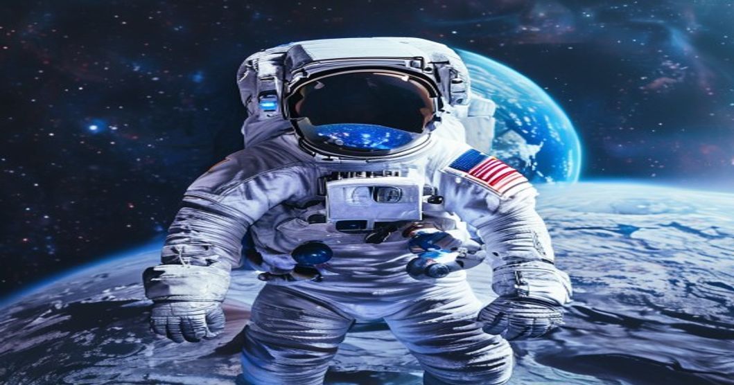 Astronauta en traje espacial blanco realizando EVA paseo espacial con la Tierra azul visible al fondo