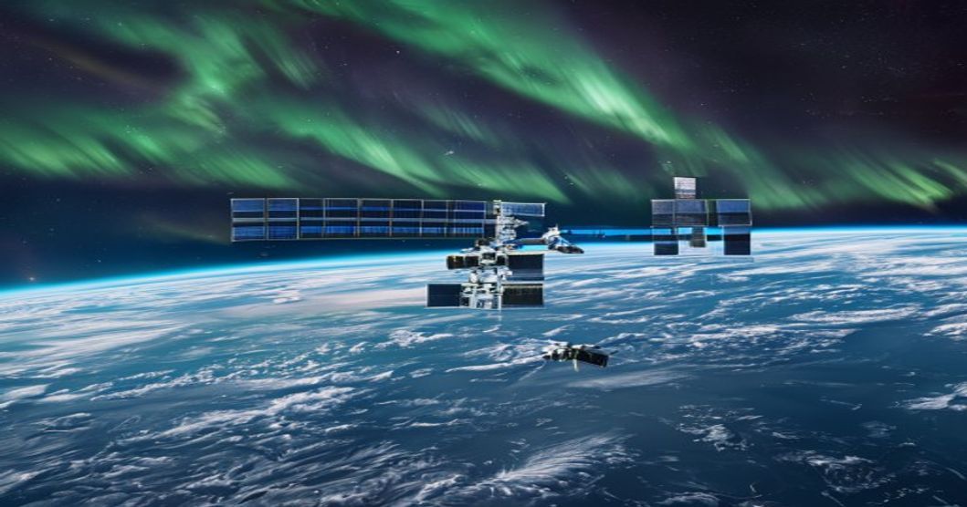 Estación Espacial Internacional fotografiada desde el transbordador espacial con paneles solares desplegados y la Tierra azul de fondo
